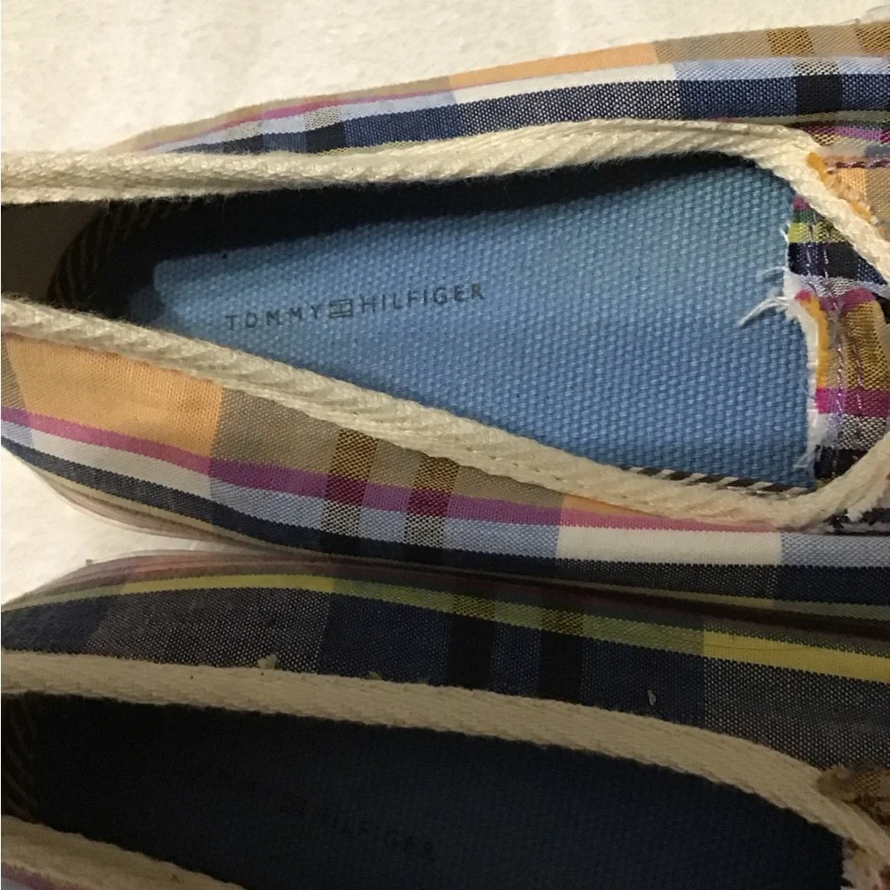 Women’s size 6 Tommy Hilfiger flats sneakers